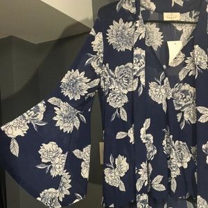 🌺bell sleeve flower blouse🌺